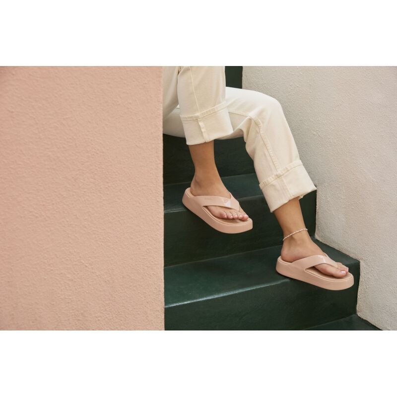 Crocs™ Getaway Platform Patent Flip Pink Caramel