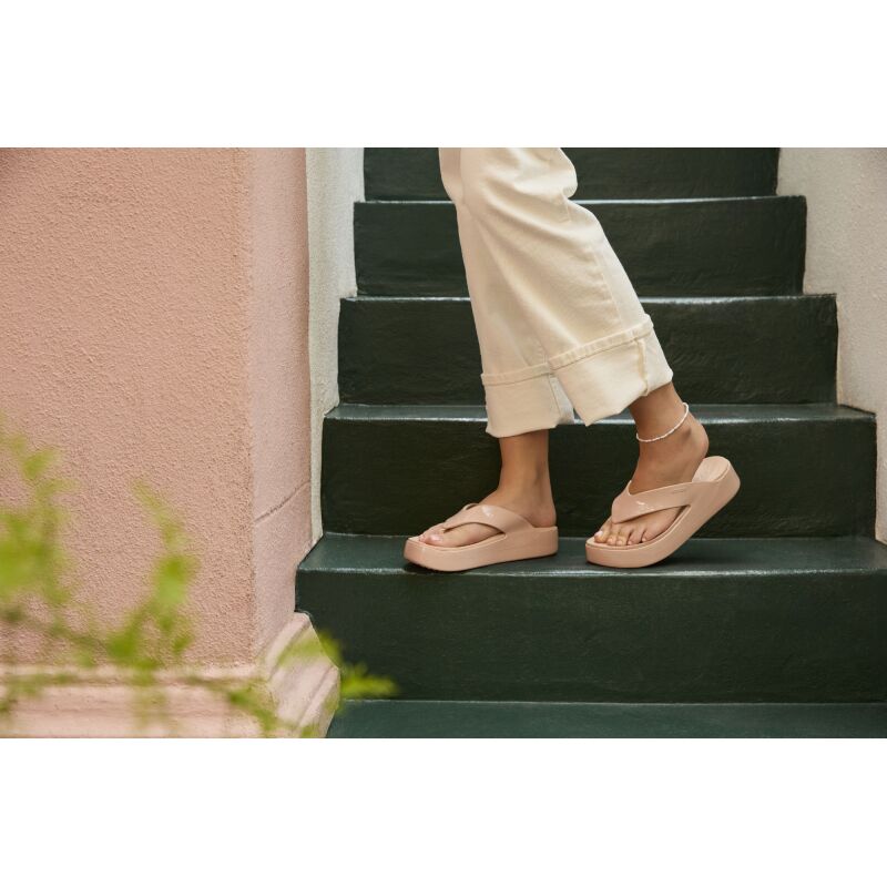 Crocs™ Getaway Platform Patent Flip Pink Caramel