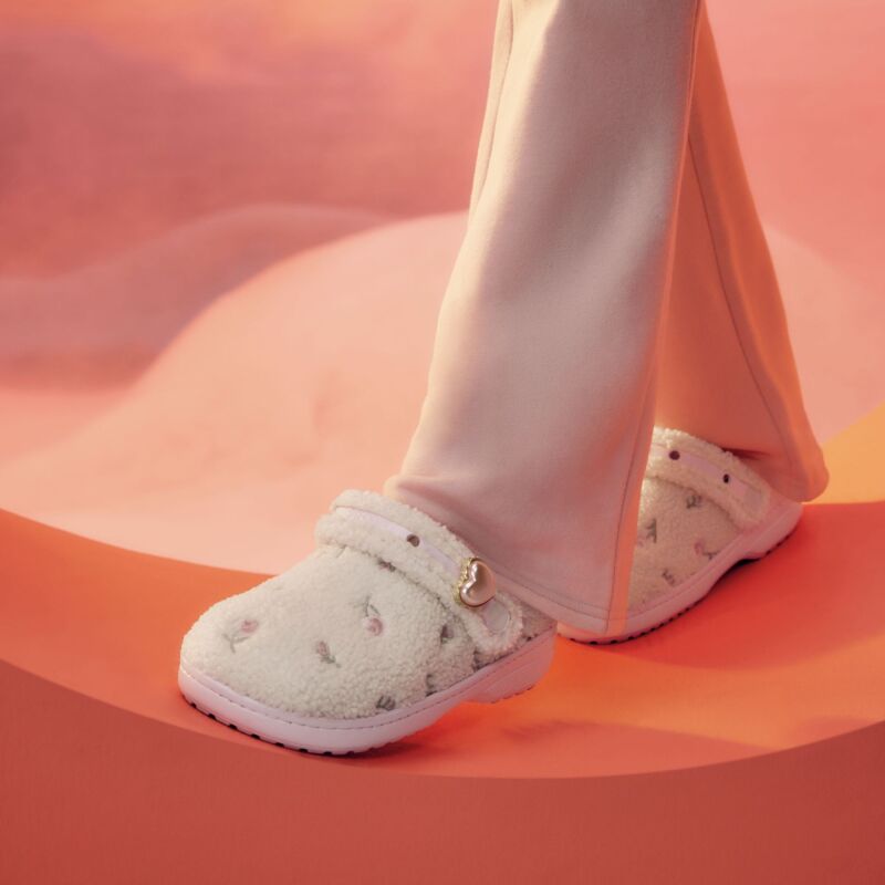 Crocs™ Hollister Unfurgettable Classic Clog Pink Milk